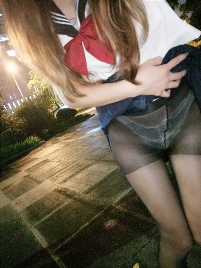 福利姬@小胖丁之沙發上的黑絲（35P+2V-336MB） COSPLAY-第2張