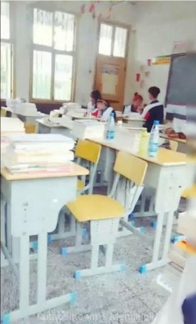 某職業院校98年大專小虎牙白嫩美女放學後在教室和廁所玩直播（1V-293MB） 三次元-第2張