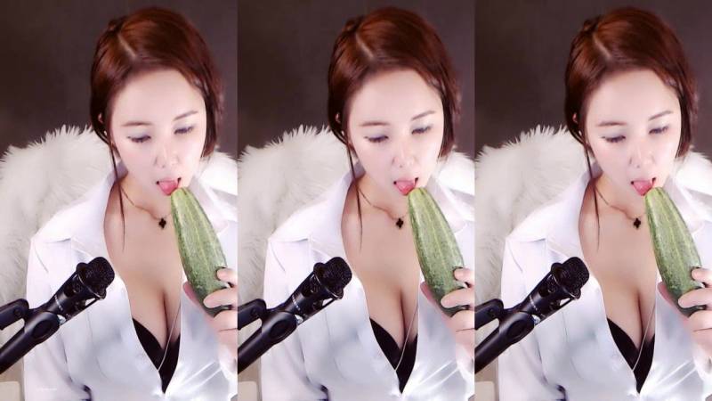 虎牙高颜值女主播『胡真真』私拍定制大尺度视频 淫荡骚气舔黄瓜护士装露点超诱惑【1V423MB】百度云