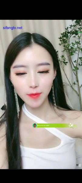 童颜模特魔鬼身材半裸诱惑紫薇福利秀4v【4.35g】