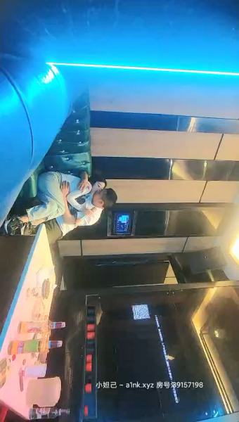 良家小姐姐，KTV里唱歌饮酒，你侬我侬脱光来一发，极品美乳，俏丽脸庞【百度云 350mb】