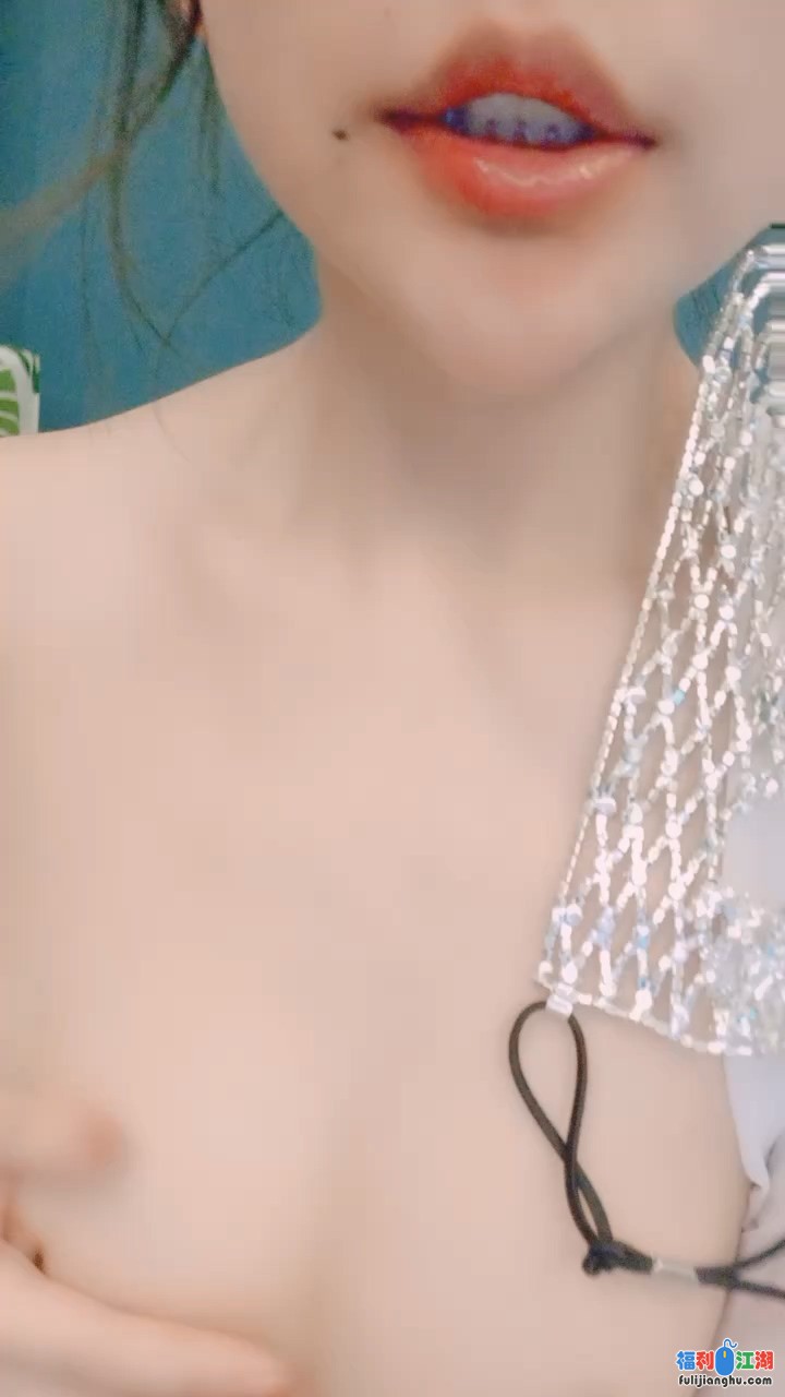 眼镜御姐放开尺度大秀衬衣单腿黑丝，张开双腿掰开嫩穴揉搓，包臀裙镜头对着屁股扭动[1V760M度盘]