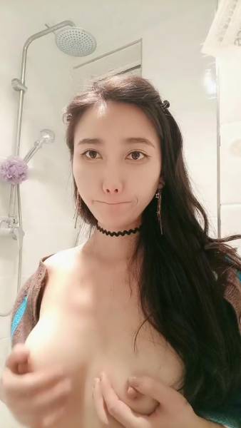 韵味十足风骚爆乳小少妇卫生间展示身材[1V/1.1G/百度盘]