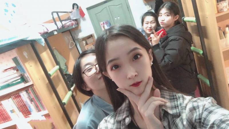 李静与眼镜学妹与男炮友啪啪女主颜值都很OK 1v455m