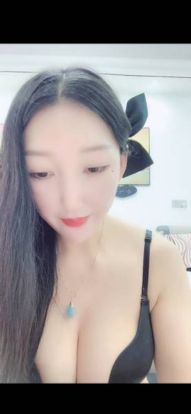【爆乳胸模】私拍福利 直播晃奶【46V1.9G】