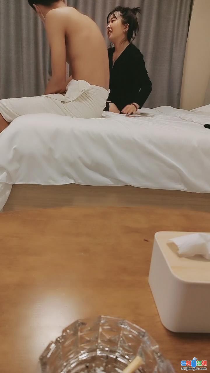 人妻黑丝露脸宾馆伺候两男，舔弄大鸡巴轮着多体位爆草抽插【1.2G】