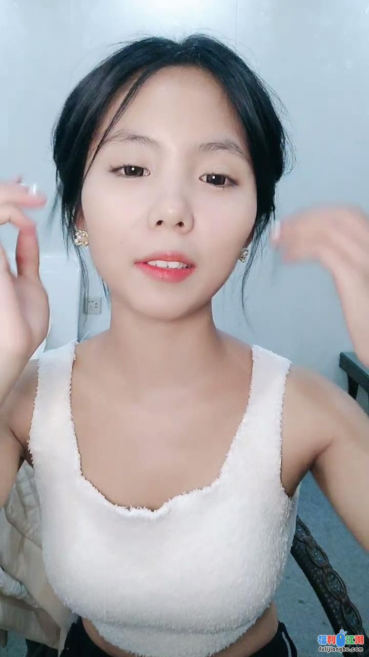 短发妹子洗澡擦干在椅子无套啪啪，换个姿势到床上射在肚子上【0.7G】