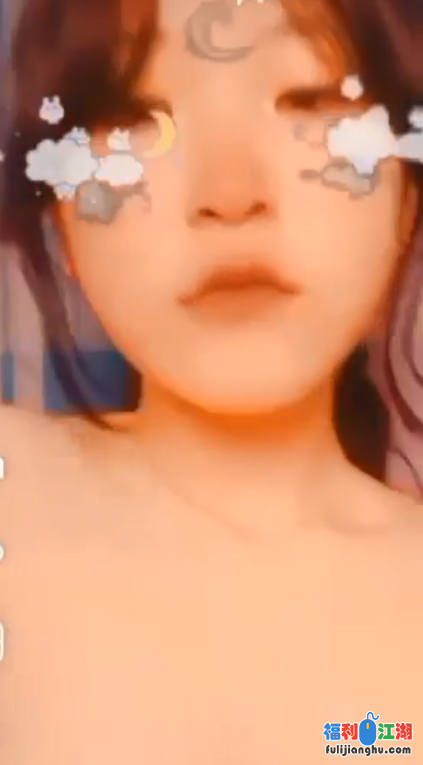 和高中女友裸聊和自拍