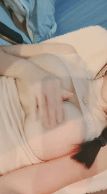 明星级女神下海 嗯哼a老师 绝色美乳黑丝蜜桃臀尺度大开 图 02