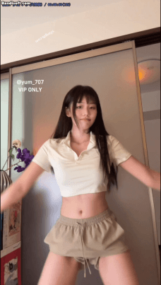 推特 yum_707/玉米 最新VIP专享 超顶脱衣裸舞 三屏骚舞 图 01