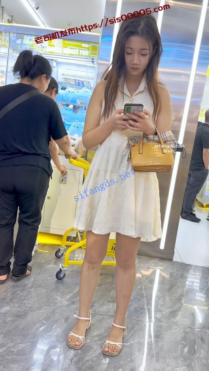 KFC 靓女运动完换长裙逛街·后背都晒黑了·白色内内前后CD 图 04
