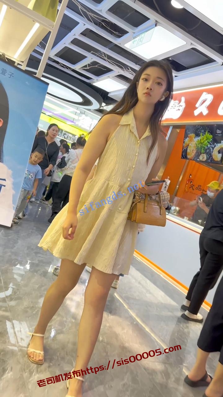 KFC 靓女运动完换长裙逛街·后背都晒黑了·白色内内前后CD 图 02