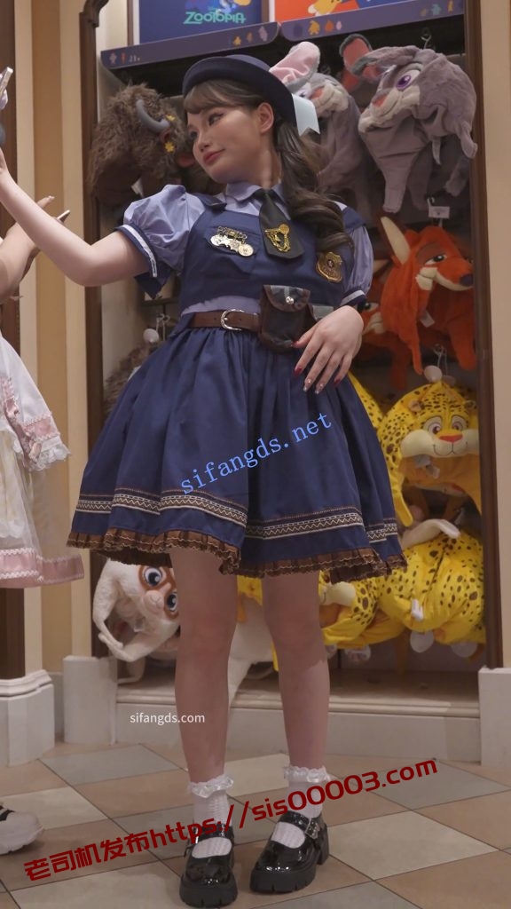 (BC-AA-583)兔耳警官服小姐姐逛街..蹲下自拍直接露内裤【1V】【299M】