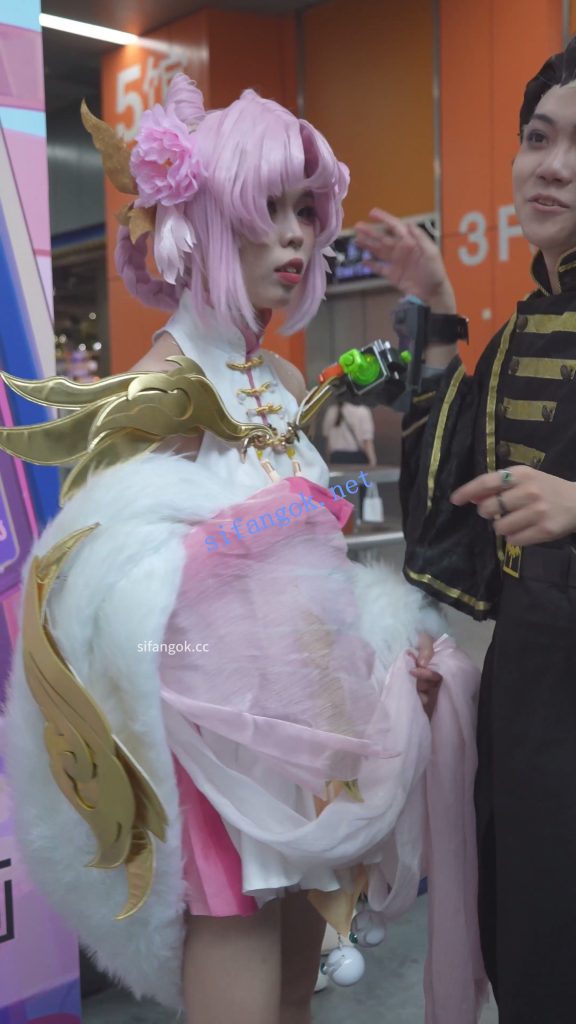 【xxn-364】极品超短露背裙cos小姐姐..窄内带翅膀屁股有点黑【1V】【825M】