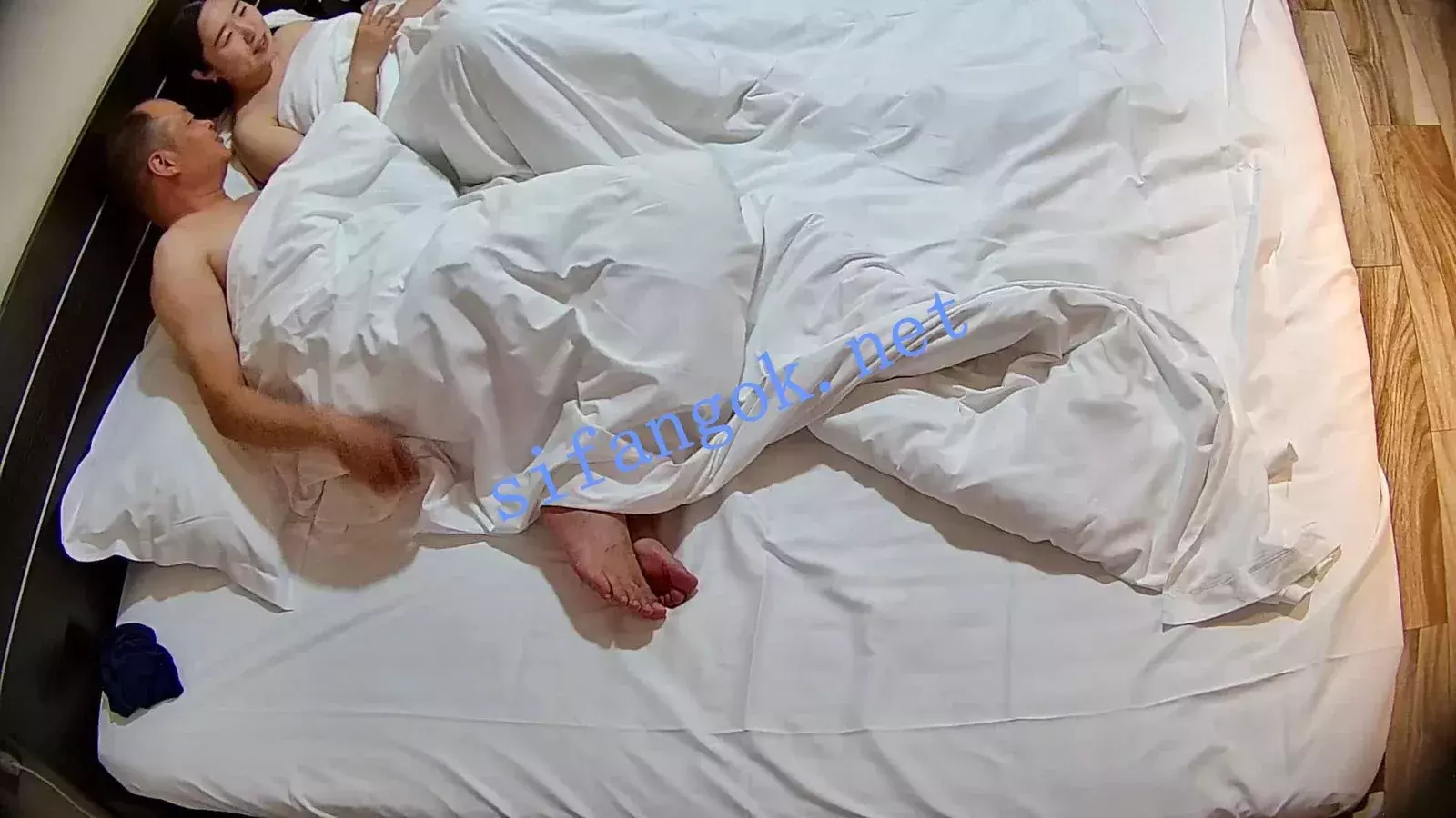 ❤️20260605❤️秃顶老登和少妇酒店开房后无套啪啪两场而走 图 01