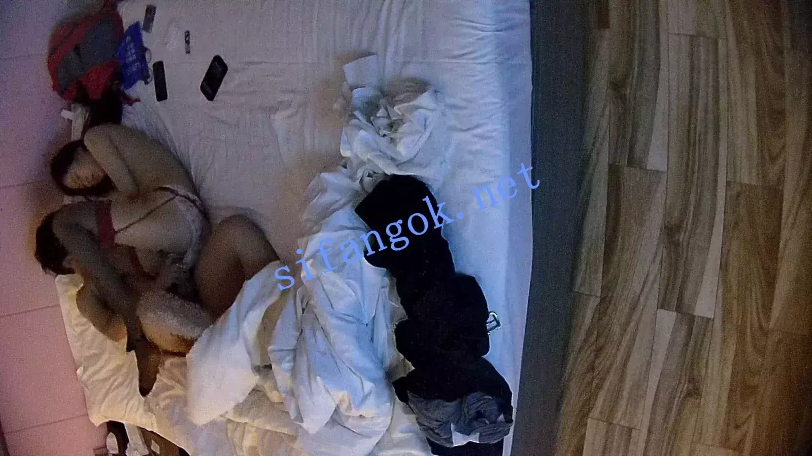 ❤️20260607❤️极品美女穿上黑丝被男友把内裤塞嘴里掐脖操 图 09
