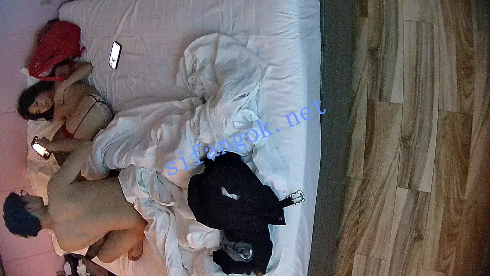 ❤️20260607❤️极品美女穿上黑丝被男友把内裤塞嘴里掐脖操 图 05